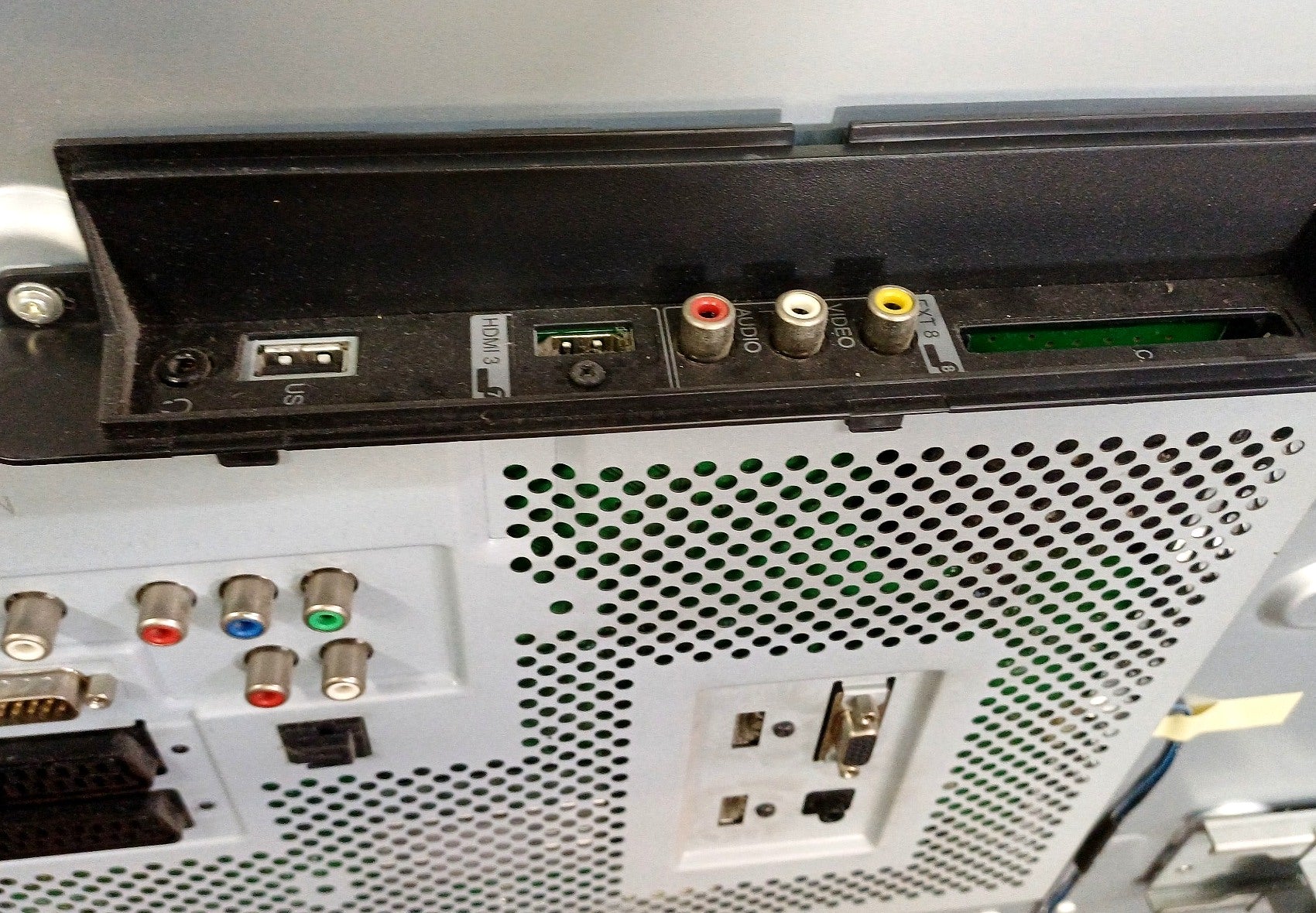 Mainboard Sharp DUNTKF190FM01 dettaglio ingressi HDMI SCART VGA